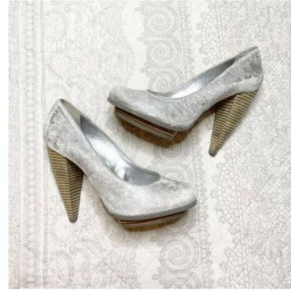 Alice & Olivia Size 5 Miranda Calf Hair Platform Pump Heels Silver White Glam - Picture 11 of 12